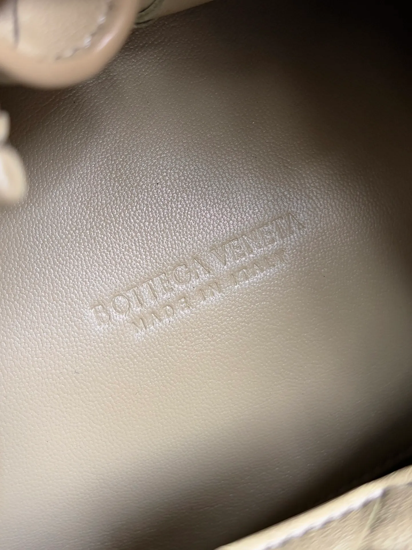 Batch 1760 BV home is new! Andiamo combines the Bottega Veneta archive parachute handbag to inherit retro elements and integrate modern trends. The same style as Shu Qi's in Beijing Night. It is a continuation of the classic bag. It has three functions: hand carry, shoulder and cross-body. It is embellished with metal brass knot buckles. It is small and has an amazing capacity. It can easily hold sunglasses in a box / small bottle of water / powder powder / charger and other daily necessities when going out. The upper body is versatile. Style number: 796569 Size: 21*17*16.5cm